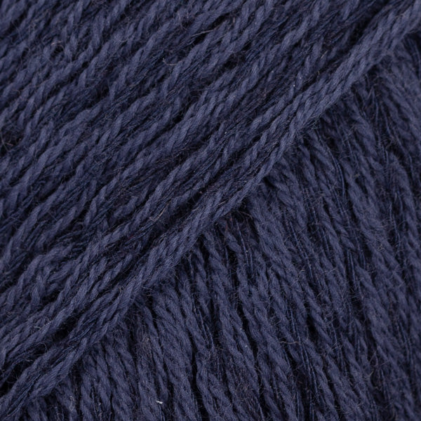 Detailaufnahme von der Wolle DROPS Belle in der Farbe 20 marineblau. 