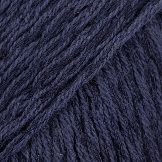 Detailaufnahme von der Wolle DROPS Belle in der Farbe 20 marineblau. 