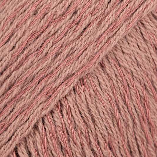 Detailaufnahme von der Wolle DROPS Belle in der Farbe 21 rosenmandel. Rosenmandel ist ein dunkler Rosaton.