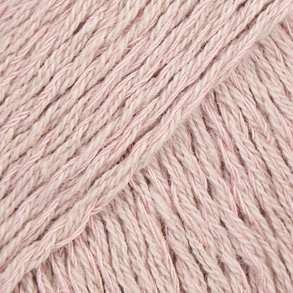 Detailaufnahme von der Wolle DROPS Belle in der Farbe 22 rosenwasser. Rossenwasser ist ein zarter Rosaton.