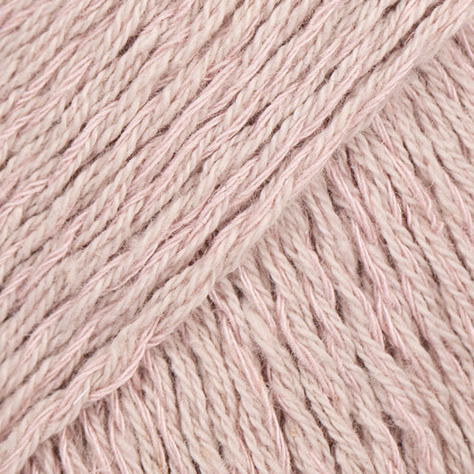 Detailaufnahme von der Wolle DROPS Belle in der Farbe 22 rosenwasser. Rossenwasser ist ein zarter Rosaton.