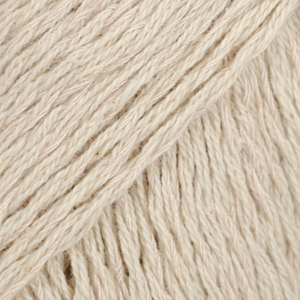 Detailaufnahme von der Wolle DROPS Belle in der Farbe 23 minzcreme. Minzcreme ist ein Hellbeige mit einem grünlichen Unterton.