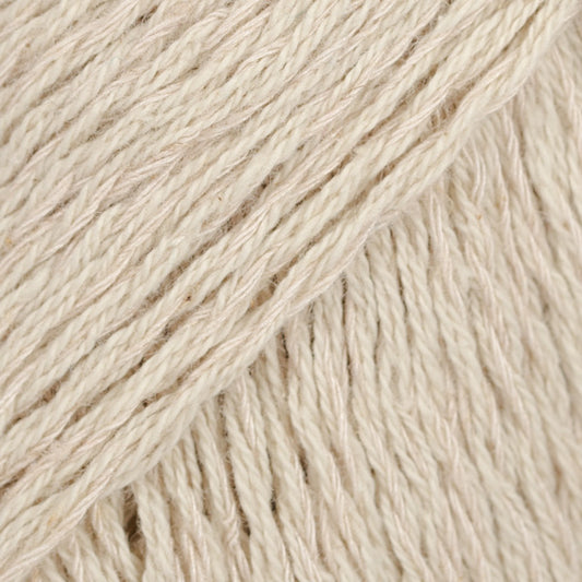 Detailaufnahme von der Wolle DROPS Belle in der Farbe 23 minzcreme. Minzcreme ist ein Hellbeige mit einem grünlichen Unterton.