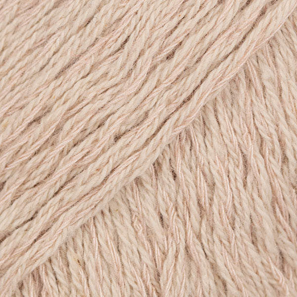 Detailaufnahme von der Wolle DROPS Belle in der Farbe 24 sand.