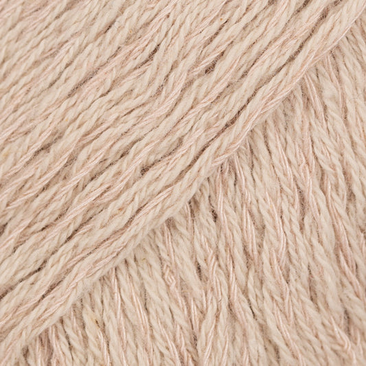 Detailaufnahme von der Wolle DROPS Belle in der Farbe 24 sand.