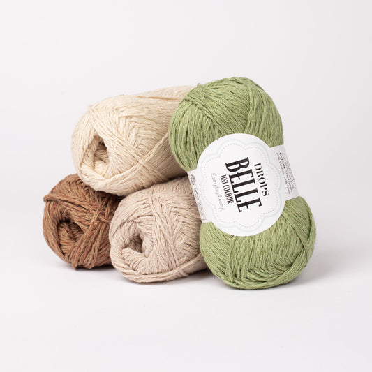 Vier Knäuel der Wolle DROPS Belle in den Farben 25 waldbraun (links unten), 02  natur (links oben), 03 hellbeige (Mitte) und 10 moosgrün (rechts).