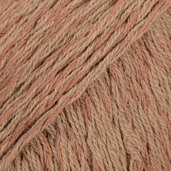 Detailaufnahme von der Wolle DROPS Belle in der Farbe 25 waldbraun.