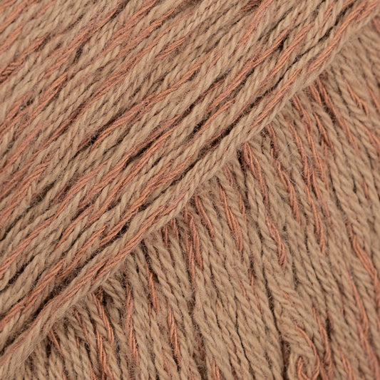 Detailaufnahme von der Wolle DROPS Belle in der Farbe 25 waldbraun.