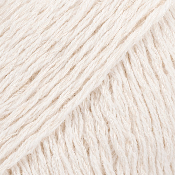 Detailaufnahme von der Wolle DROPS Belle in der Farbe 26 perle.