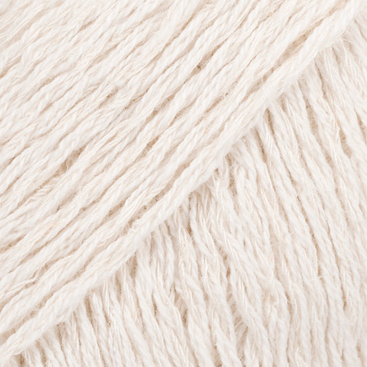 Detailaufnahme von der Wolle DROPS Belle in der Farbe 26 perle.