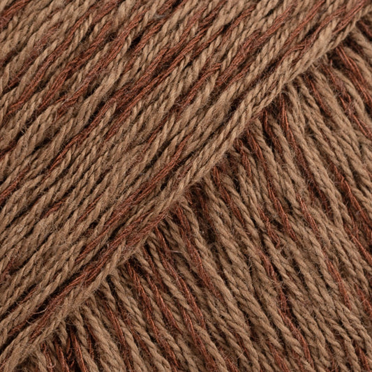 Detailaufnahme von der Wolle DROPS Belle in der Farbe 27 kastanie.