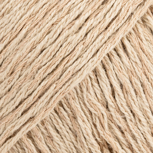 Detailaufnahme von der Wolle DROPS Belle in der Farbe 28 keksteig.