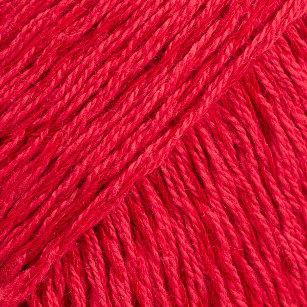Detailaufnahme von der Wolle DROPS Belle in der Farbe 29 rot.