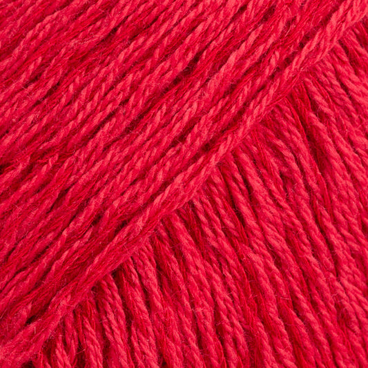 Detailaufnahme von der Wolle DROPS Belle in der Farbe 29 rot.