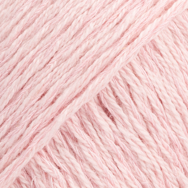 Detailaufnahme von der Wolle DROPS Belle in der Farbe 30 puderrosa.