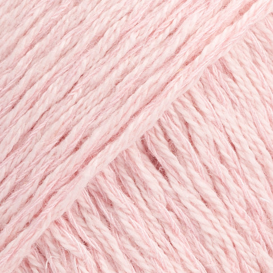 Detailaufnahme von der Wolle DROPS Belle in der Farbe 30 puderrosa.