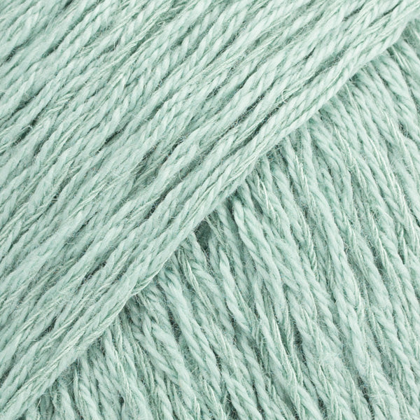 Detailaufnahme von der Wolle DROPS Belle in der Farbe 31 seegrün.