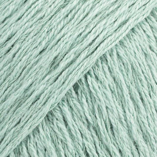 Detailaufnahme von der Wolle DROPS Belle in der Farbe 31 seegrün.