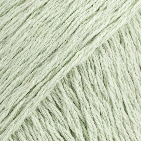 Detailaufnahme von der Wolle DROPS Belle in der Farbe 32 pfefferminze.