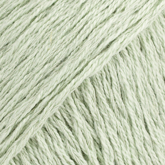 Detailaufnahme von der Wolle DROPS Belle in der Farbe 32 pfefferminze.