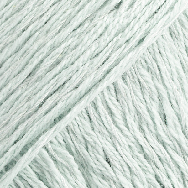 Detailaufnahme von der Wolle DROPS Belle in der Farbe 33 eiskristall. Eiskristall ist ein sehr helles Mintgrün.