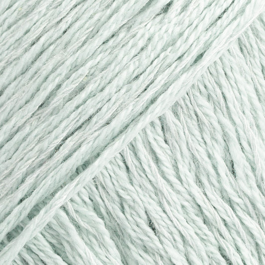 Detailaufnahme von der Wolle DROPS Belle in der Farbe 33 eiskristall. Eiskristall ist ein sehr helles Mintgrün.
