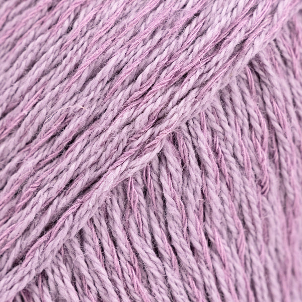 Detailaufnahme von der Wolle DROPS Belle in der Farbe 34 lila orchidee. 