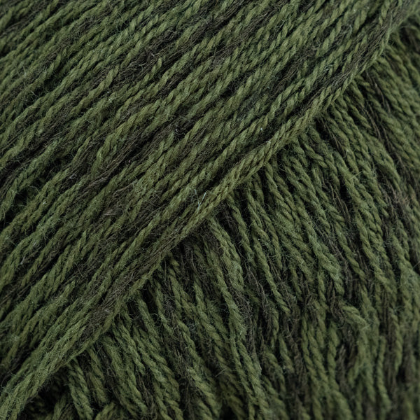 Detailaufnahme von der Wolle DROPS Belle in der Farbe 35 dunkler wald.
