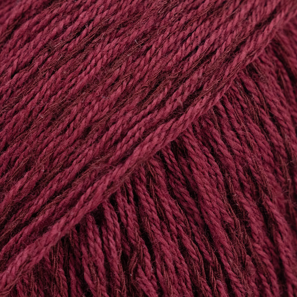 Detailaufnahme von der Wolle DROPS Belle in der Farbe 36 rubinrot. 