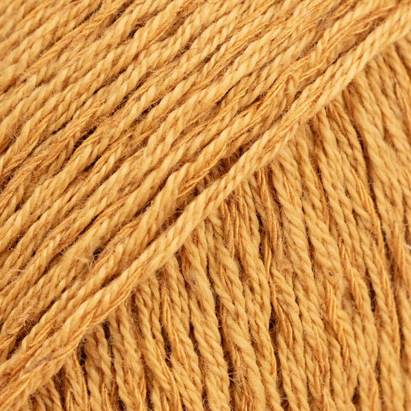 Detailaufnahme von der Wolle DROPS Belle in der Farbe 37 ocker. 