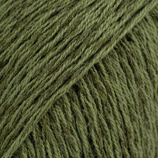 Detailaufnahme von der Wolle DROPS Belle in der Farbe 38 dunkles moos. 