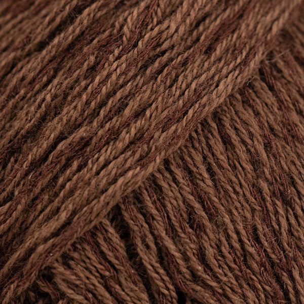 Detailaufnahme von der Wolle DROPS Belle in der Farbe 39 schokolade. 