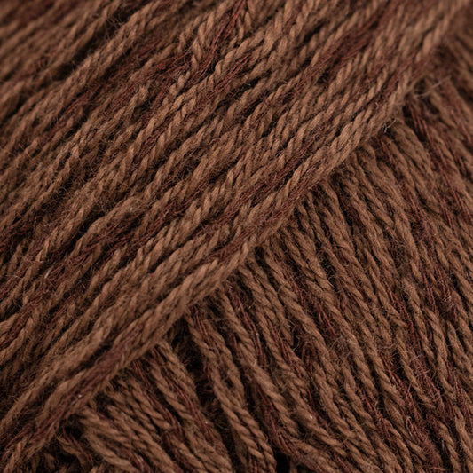 Detailaufnahme von der Wolle DROPS Belle in der Farbe 39 schokolade. 