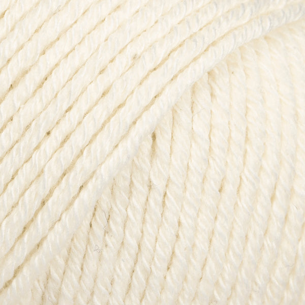 Detailaufnahme von der Wolle DROPS Cotton Merino in der Farbe 01 natur.