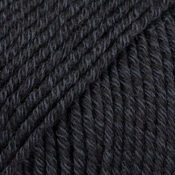 Detailaufnahme von der Wolle DROPS Cotton Merino in der Farbe 02 schwarz.
