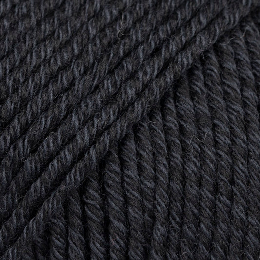 Detailaufnahme von der Wolle DROPS Cotton Merino in der Farbe 02 schwarz.