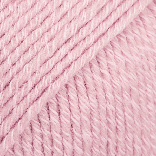 Detailaufnahme von der Wolle DROPS Cotton Merino in der Farbe 05 puderrosa.