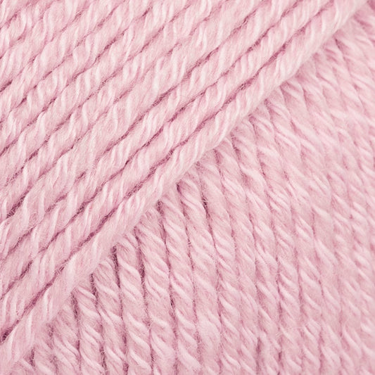 Detailaufnahme von der Wolle DROPS Cotton Merino in der Farbe 05 puderrosa.