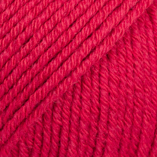 Detailaufnahme von der Wolle DROPS Cotton Merino in der Farbe 06 kirschrot.