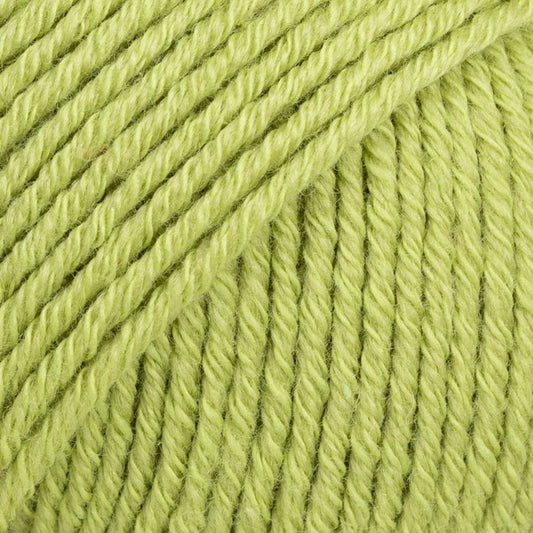 Detailaufnahme von der Wolle DROPS Cotton Merino in der Farbe 10 pistazie.