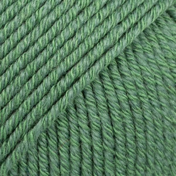 Detailaufnahme von der Wolle DROPS Cotton Merino in der Farbe 11 waldgrün.