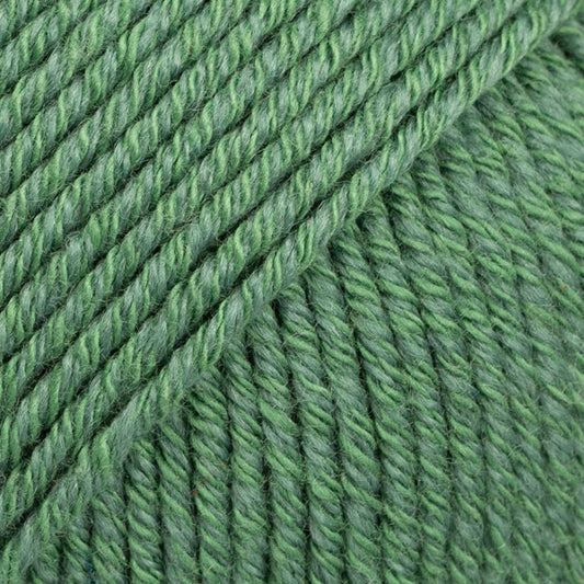 Detailaufnahme von der Wolle DROPS Cotton Merino in der Farbe 11 waldgrün.