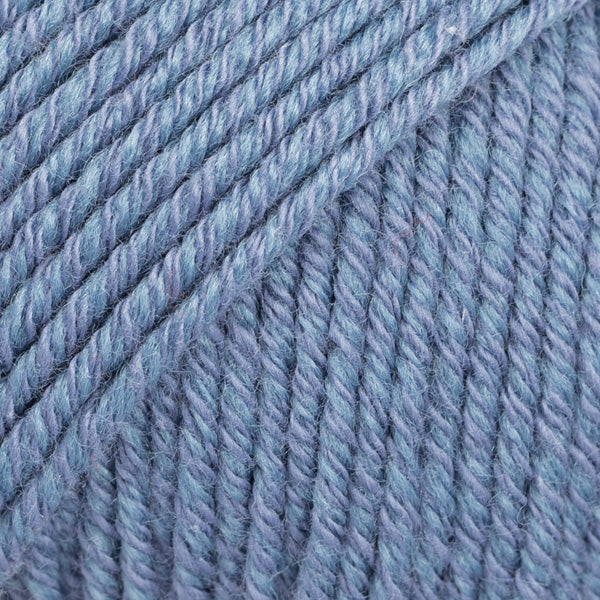 Detailaufnahme von der Wolle DROPS Cotton Merino in der Farbe 16 jeansblau.