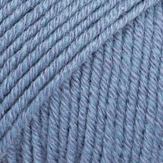 Detailaufnahme von der Wolle DROPS Cotton Merino in der Farbe 16 jeansblau.