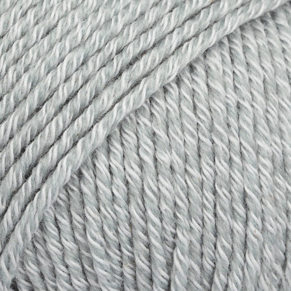 Detailaufnahme von der Wolle DROPS Cotton Merino in der Farbe 20 meereskiesel.