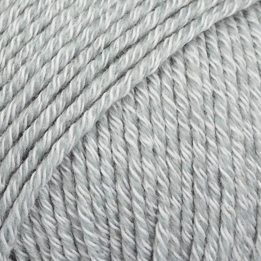 Detailaufnahme von der Wolle DROPS Cotton Merino in der Farbe 20 meereskiesel.