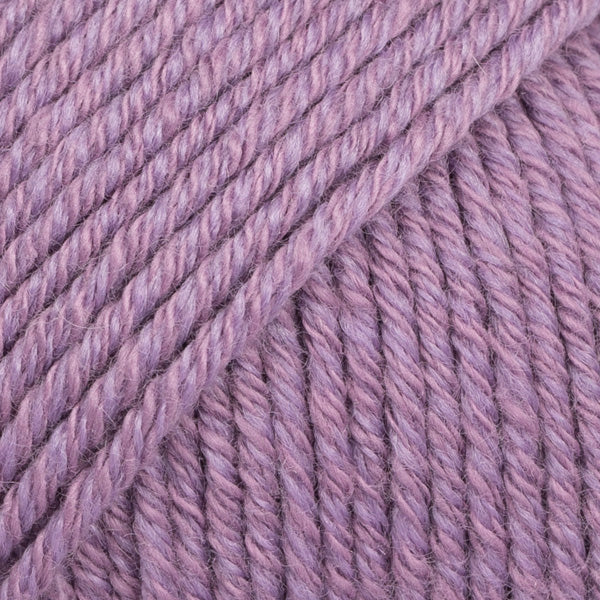 Detailaufnahme von der Wolle DROPS Cotton Merino in der Farbe 23 lavendel.