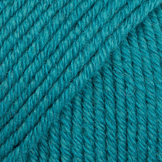 Detailaufnahme von der Wolle DROPS Cotton Merino in der Farbe 26 sturmblau.