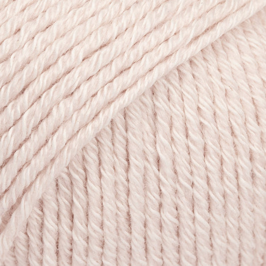 Detailaufnahme von der Wolle DROPS Cotton Merino in der Farbe 28 puder.