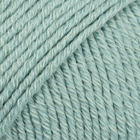 Detailaufnahme von der Wolle DROPS Cotton Merino in der Farbe 29 seegrün.